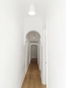 Stylish Queen Room 1Min Walk to Station 5Min to City 10Min to Airport