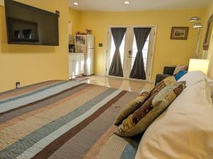 Guesthouse w private access and patio