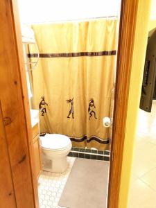 Guesthouse w private access and patio