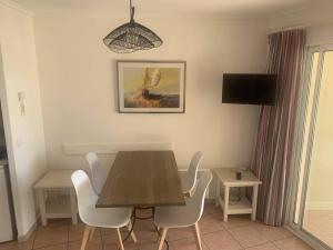 Charmant T2 climatisé avec terrasse et piscine, proche plages et commerces - FR-1-768-5