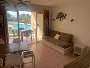 Charmant T2 climatisé avec terrasse et piscine, proche plages et commerces - FR-1-768-5