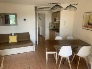 Charmant T2 climatisé avec terrasse et piscine, proche plages et commerces - FR-1-768-5