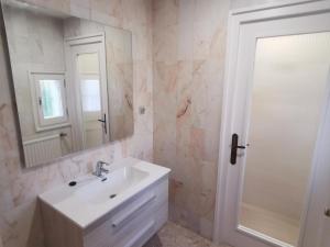 Villa de lujo con piscina, jardín y vistas al mar, a 100m de la playa en SAgaró - ES-209-27