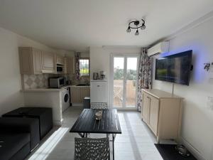 T2 super équipé avec terrasse, piscine et climatisation - FR-1-768-46