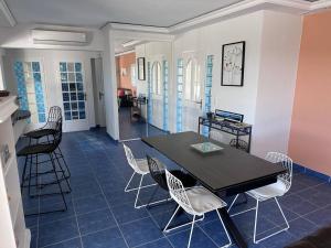 Villa contemporaine 89 pers avec piscine & clim proche plages - 4 étoiles - FR-1-768-43