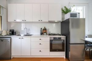 Newtown Nest - Chic Terrace Living off King Street
