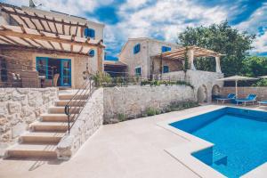 Beautiful stone villa with swimming pool, sauna and large garden by Traveler tourist agency Krk ID 2