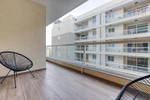 Modern 2BR Apt with Private Terrace & Sofa Bed by 360 Estates