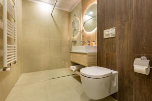 Urban Plaza Alpine Escape Studio with Free Parking, Balcony, Washer & Dryer