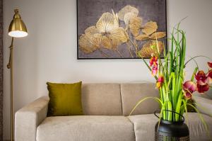 Urban Plaza Alpine Escape Studio with Free Parking, Balcony, Washer & Dryer