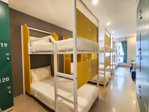 Giường Trong Phòng Nghỉ Tập Thể 8 Giường Cho Cả Nam Và Nữ (Bed in 8-Bed Mixed Dormitory Room)