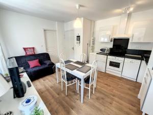 Appartements Appartement cosy avec ascenseur a 150m de la plage et casino, wifi gratuit - FR-1-361-330 : photos des chambres