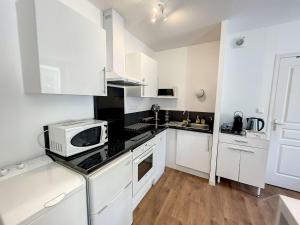 Appartement cosy avec ascenseur à 150m de la plage et casino, wifi gratuit - FR-1-361-330