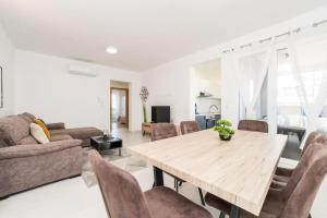 Villa Isola 1, luxury apartment with a pool