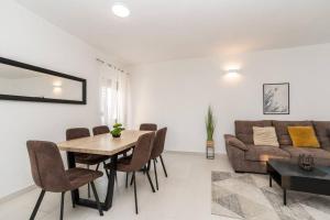 Villa Isola 1, luxury apartment with a pool