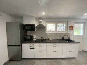 Rez-de-chaussée rénové avec jardin clos, à 1,6 km de la plage, idéal pour 2 adultes et 2 enfants - FR-1-364-142