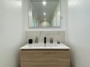 Rez-de-chaussée rénové avec jardin clos, à 1,6 km de la plage, idéal pour 2 adultes et 2 enfants - FR-1-364-142