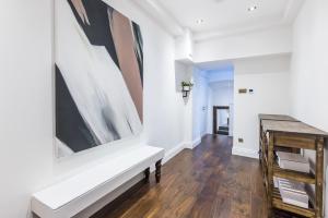 Kensington Luxurious Three Bedroom Apartment