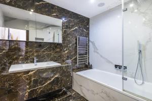 Kensington Luxurious Three Bedroom Apartment