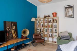 GuestHost - Bellocchio Colorful Apt with Parking