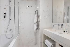 Deluxe Double Room with Balcony room in Le 7 Eiffel Hotel