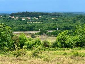 Room in Studio - Enchanting Escapade A Romanesque Retreat in Krsuli and Historic Sojourn in Svet