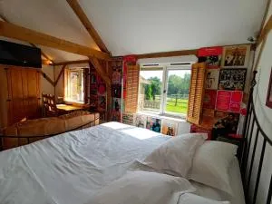 The Music Room - Kingsize Double Oak Studio - Sleeps 2 - Quirky - Rural - Ifold