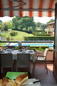 Ferienwohnung mit Balkon und Poolblick 