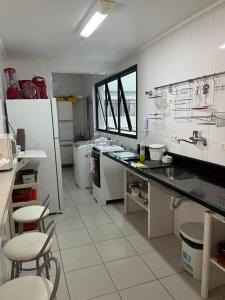 Apartamento amplo a menos de 400 metros da praia localizado próximo a praça da Brunella, área nobre do Guarujá.