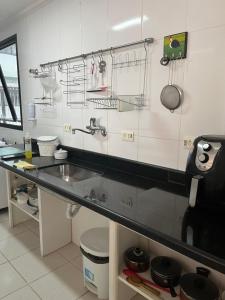 Apartamento amplo a menos de 400 metros da praia localizado próximo a praça da Brunella, área nobre do Guarujá.