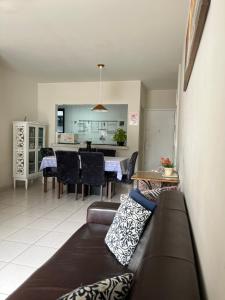 Apartamento amplo a menos de 400 metros da praia localizado próximo a praça da Brunella, área nobre do Guarujá.