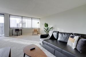 Located Crystal City Apt with Dazzling Amenities