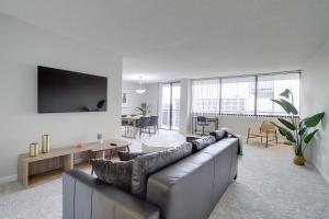 Located Crystal City Apt with Dazzling Amenities - 4hvězdičkové hotely ve městě Arlington