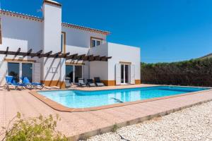 Moradia com piscina e vista Mar