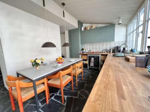 Villas Dans le centre du village, bordee par une petite venelle typiquement retaise, maison de village entierement renovee en 2 : photos des chambres