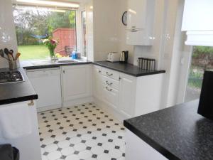 AVON BEACH RETREAT by BOURNECOAST- A Lovely Bungalow by the Sea with a Garden and Parking - HB2087