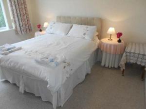 AVON BEACH RETREAT by BOURNECOAST- A Lovely Bungalow by the Sea with a Garden and Parking - HB2087