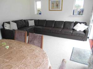 AVON BEACH RETREAT by BOURNECOAST- A Lovely Bungalow by the Sea with a Garden and Parking - HB2087