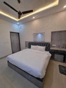 Green Villa - Peaceful Location, Luxury Rooms - 200 Meters from Bus Stand & 500 Meters from Udaipur City Railway Station