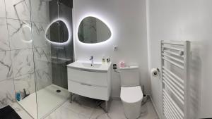 Sejours chez l'habitant Chambre d'hote independante - Calme - Parking - Climatisation - SDB privee : photos des chambres