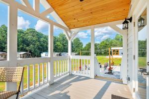 7 Le Soleil Retro Tiny House, Boat Parking, Mins to Lake Guntersville, City Harbor