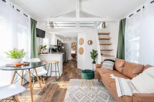 6 A Little Wanderlust Lux Tiny House, Firepit, Boat Parking, 5 Mins to Lake, Downtown