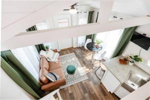 6 A Little Wanderlust Lux Tiny House, Firepit, Boat Parking, 5 Mins to Lake, Downtown