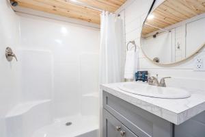 2 Villa DAzur Luxury Tiny House Mins to Lake Guntersville, Downtown, Firepit