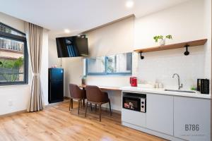 B786 Airport Apartment