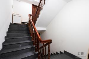 B786 Airport Apartment