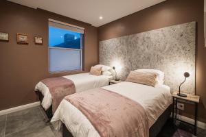 Serviced Beach Penthouse, 100k Gemstone display,Ensuite
