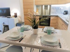 Appartement moderne 3* avec balcon, proche du lac et plage, parking privatif, Wi-Fi inclus - FR-1-239-862