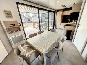 Chalet de standing, 7 couchages, piscine chauffée, proche plage et commerces, WIFI inclus - FR-1-361-463