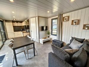 Chalet Jullouville - 6 pers. - Piscine chauffée - Terrasse privative - Proche plage et commerces - FR-1-361-470